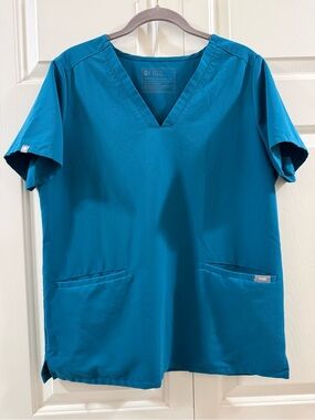 FIGS Casma 3 Pocket Scrub Top Caribbean Blue Technical Collection Women's M